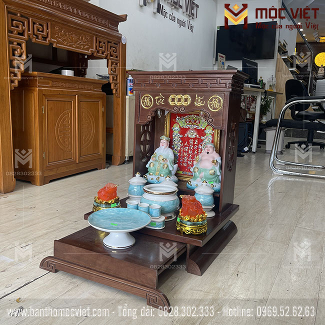 Bàn thờ ông địa với thiết kế hiện đại chắc chắn cùng với màu nâu trầm ấm