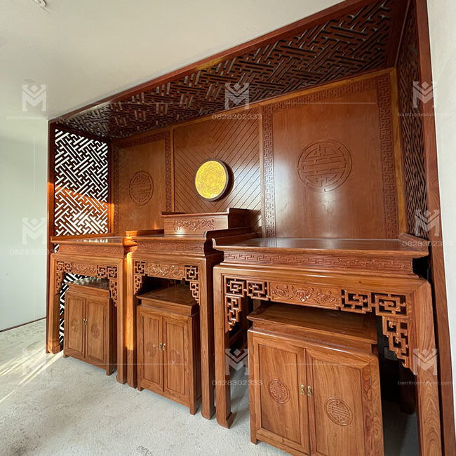 Phòng thờ gỗ hương gồm bàn thờ phật và bàn thờ gia tiên nội ngoại