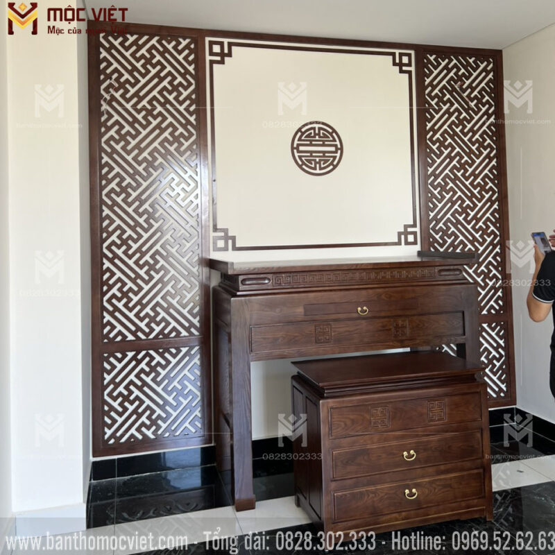 Mẫu ốp lưng trang trí chữ vạn tạo nên không gian thờ ấm cúng trang nghiêm