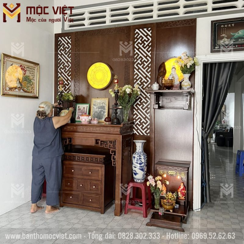 Bàn thờ thiết kế cân đối hài hòa với ngôi nhà