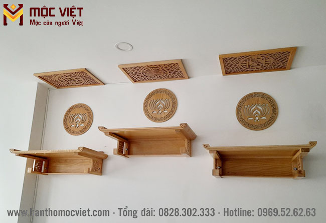 Mẫu bàn thờ treo 3 tầng kết hợp hoa văn trang trí tạo nên không gian thờ ấm cúng trang nghiêm