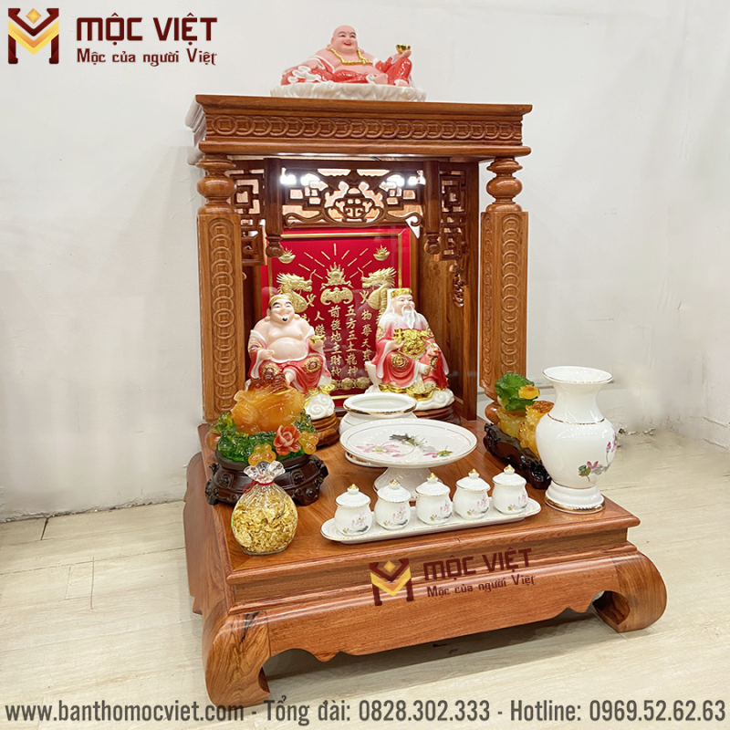 2 cột bàn thờ thần tài được chạm khắc tinh tế