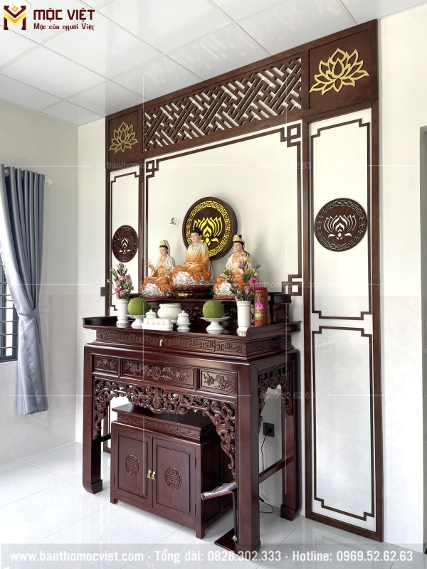 Bàn thờ được làm với kích thước phù hợp với không gian thờ cúng