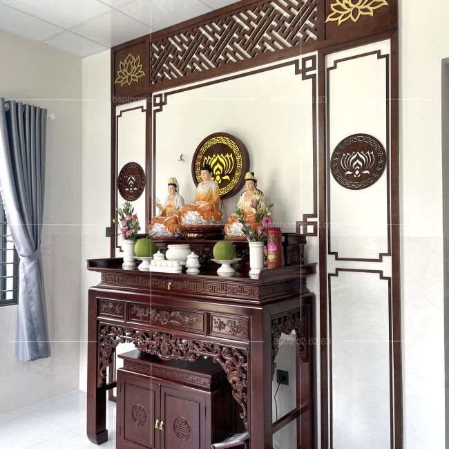 Bàn thờ được làm với kích thước phù hợp với không gian thờ cúng