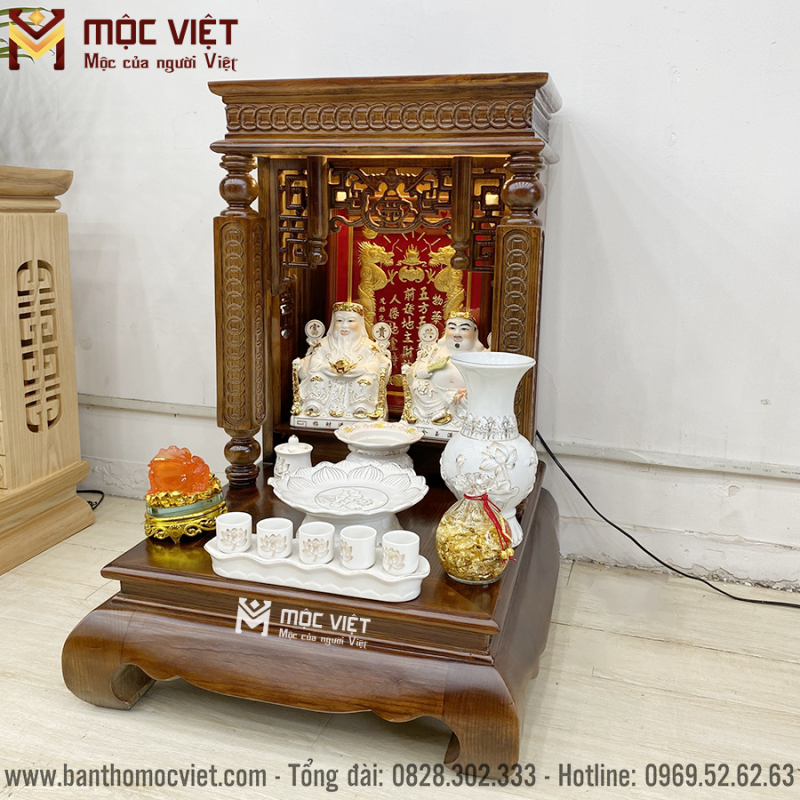 Bàn thờ ông địa được đục chạm hoa văn đẹp