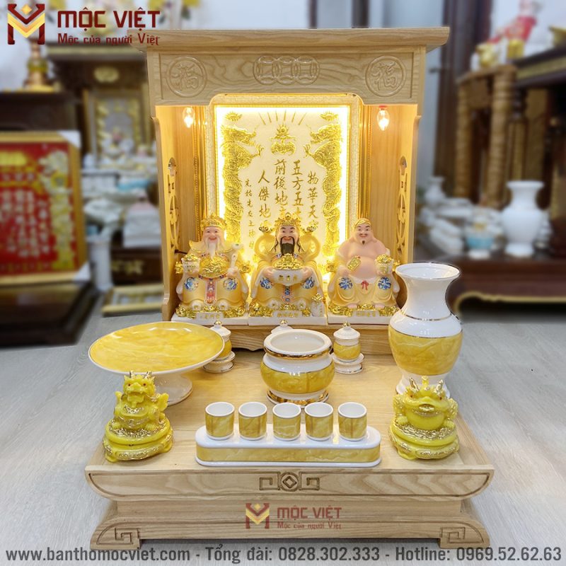 Bàn thờ thần tài mà sáng kết hợp bài vị có đèn tạo không gian thờ ấm cúng trang nghiêm