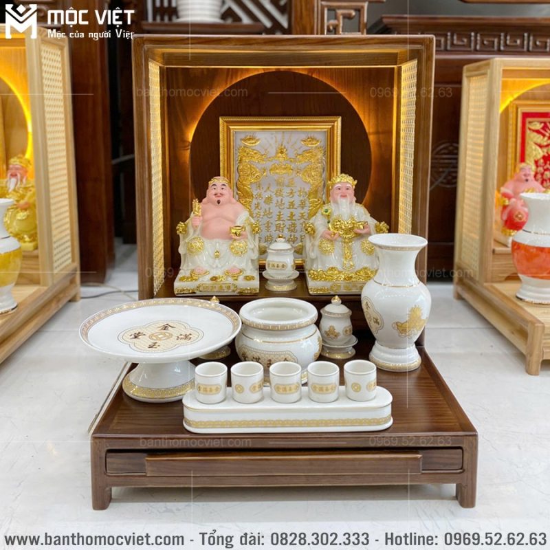 Bàn thờ màu nâu mang đến không gian trầm ấm trang nghiêm