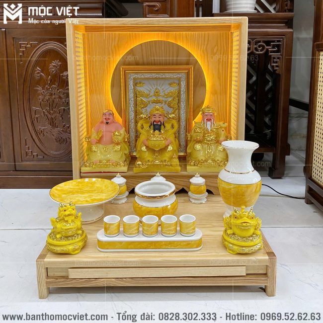 Vầng hào quang tỏa sáng làm điểm nhấn cho không gian thờ ông địa thần tài