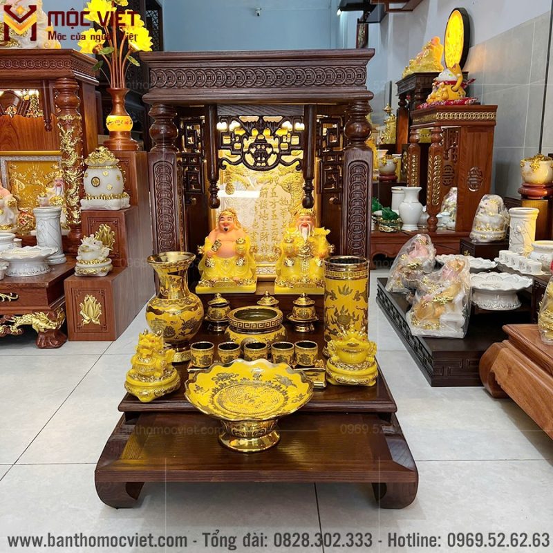 Mẫu bàn thờ cột đồng tiền như y trang nghiêm ấm cúng